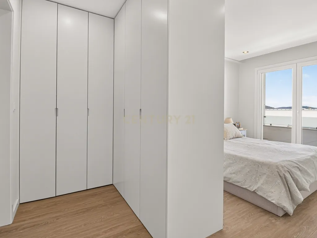 Apartamento Renovado com Vista Panorâmica em Braga - Image 11