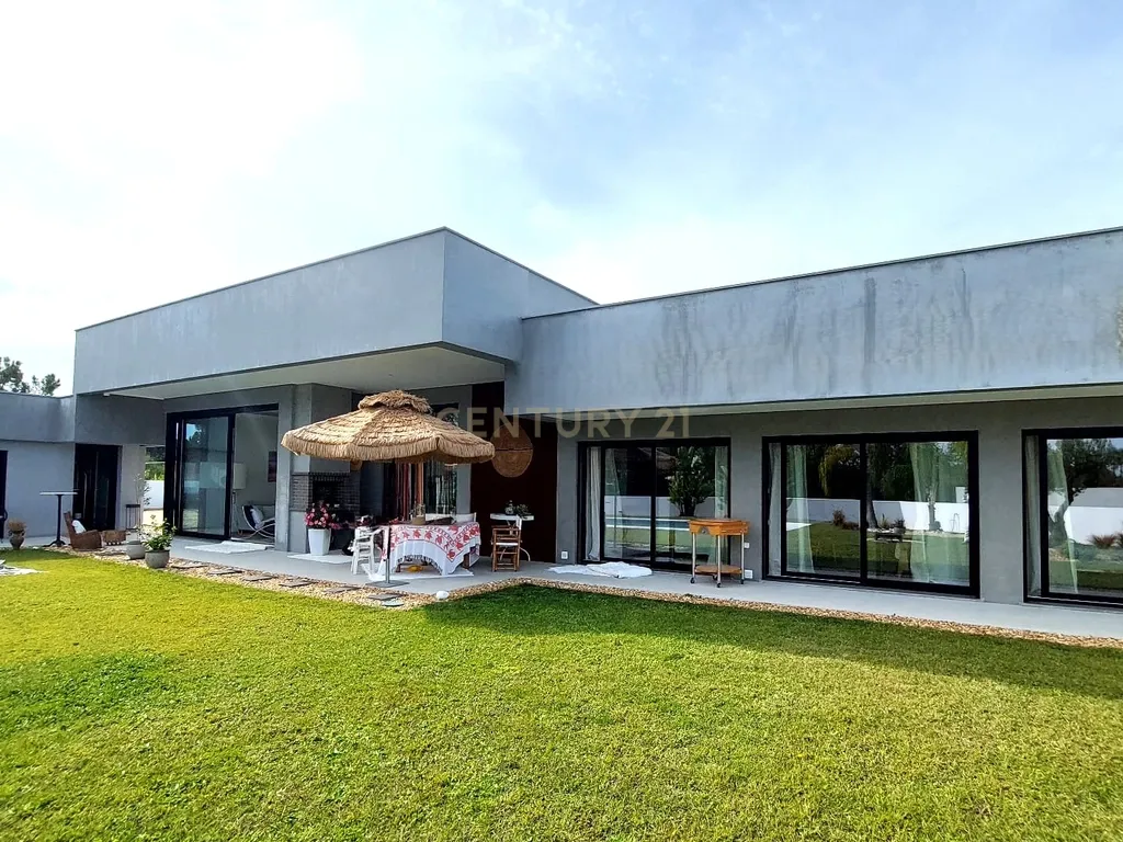 Oasis Coco Beach Villa - Moradia de Luxo Isolada T3 + 1 com Guest House e Piscina, lote 1,368 m² – Urbanização Vila Alegre, Fernão Ferro - Image 9