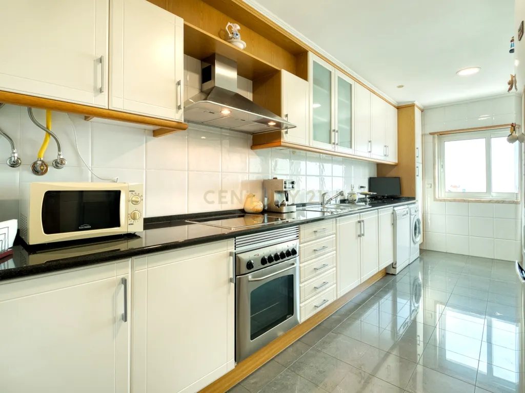 T3 espaçoso e luminoso no coração de Prior Velho - Image 7