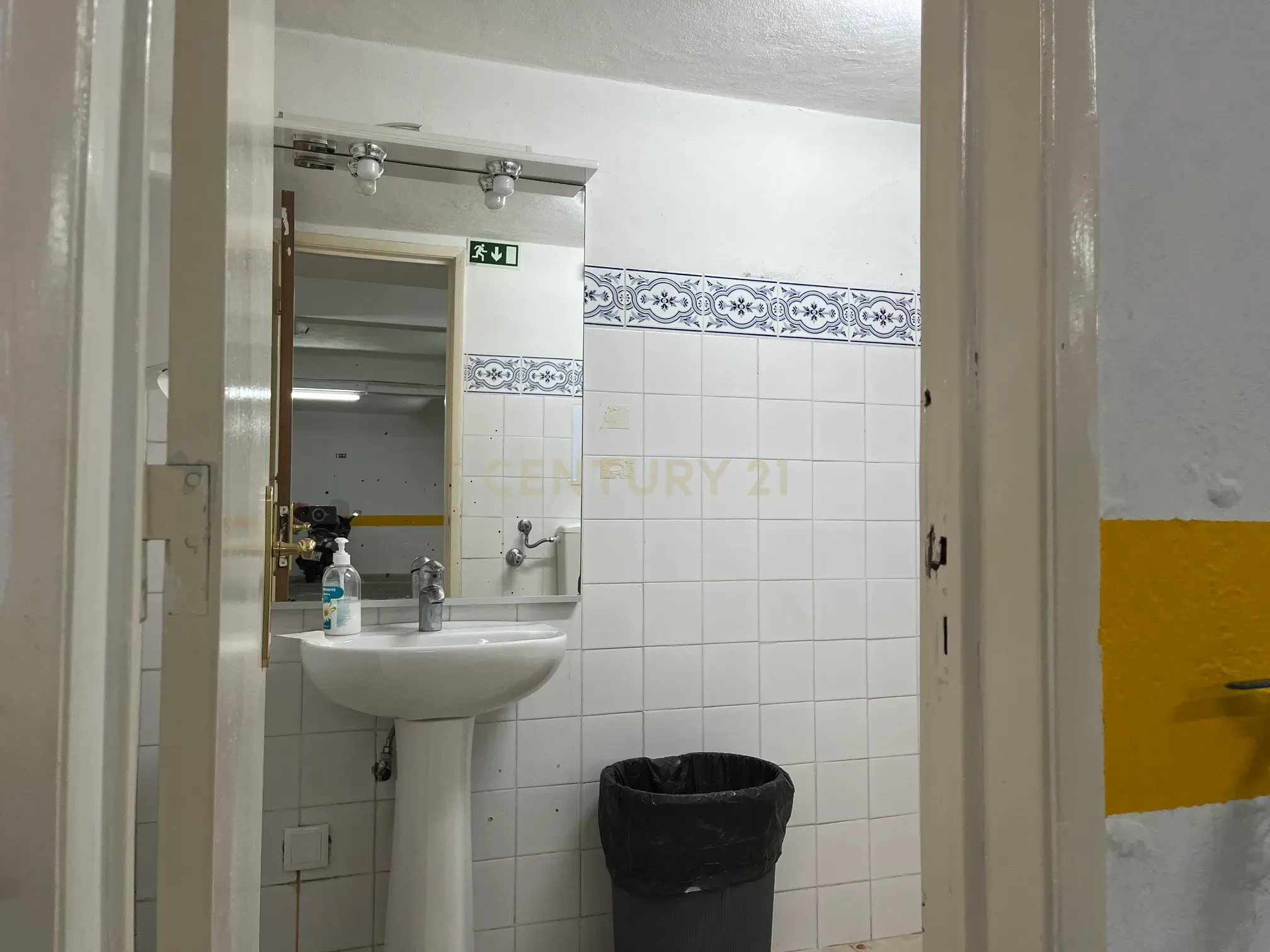Fotografia 12 de Garagem e Armazém na Cova da Piedade em Almada