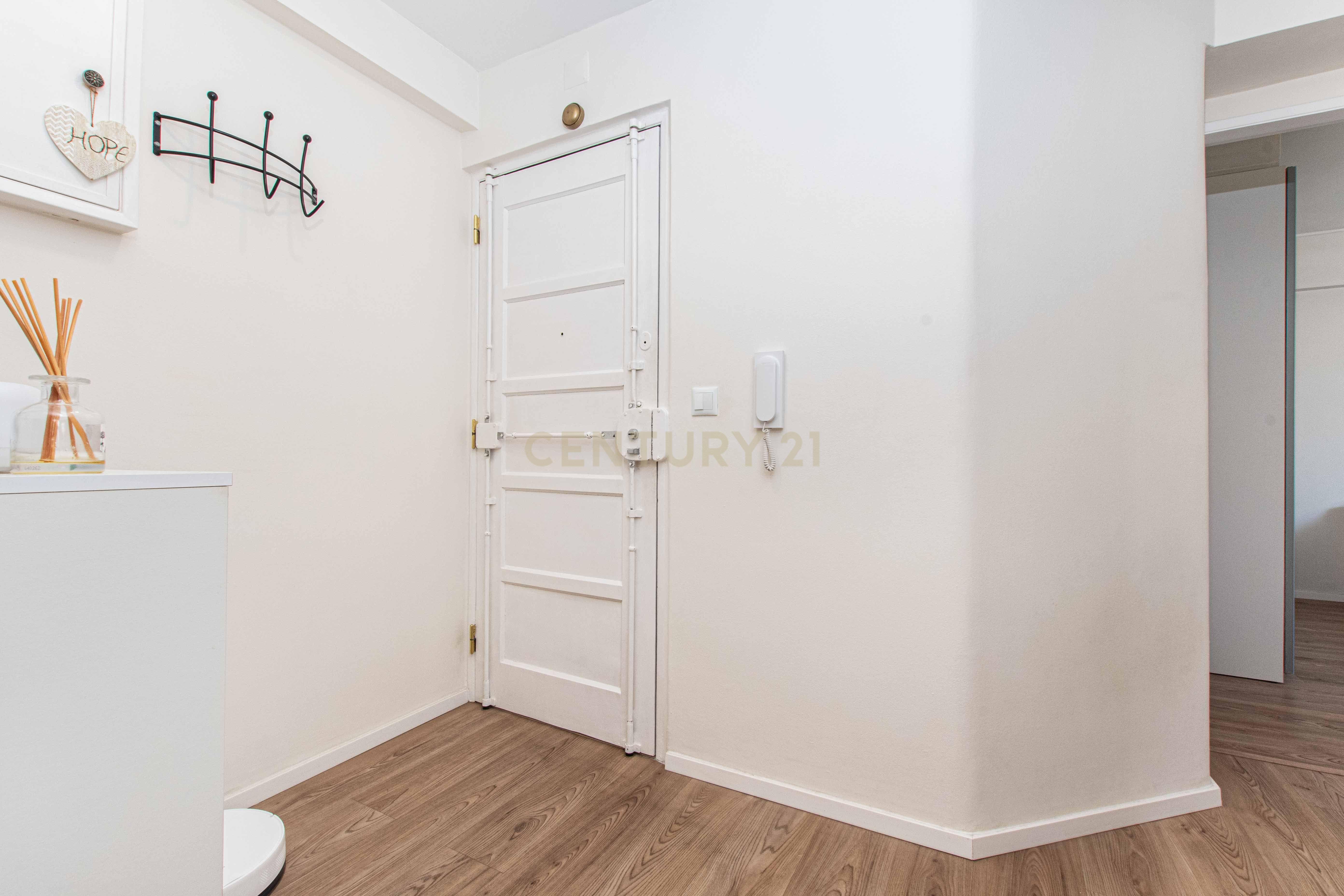 Fotografia 7 de Apartamento T2 Totalmente Remodelado | Acabamentos de Alto Padrão | Damaia