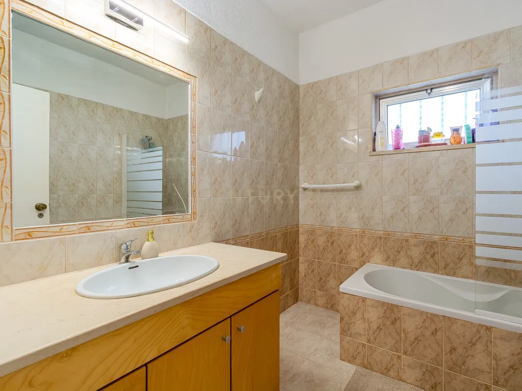 Apartamento T1+2 com Terraço Amplo em Albufeira - Image 20
