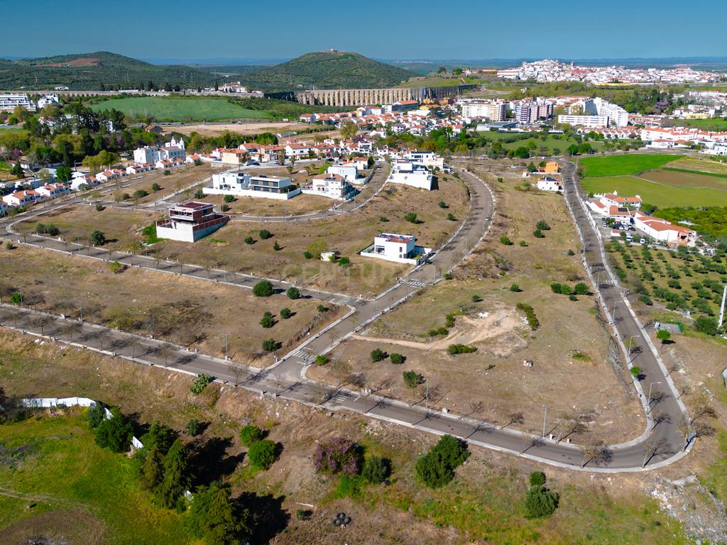Lote 351m2 para construção de moradia isolada em zona nobre da cidade de Elvas - Image 3