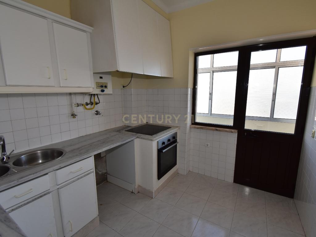 Apartamento T3 em Excelente Estado – Localização Central e Ótima Exposição Solar - Image 5