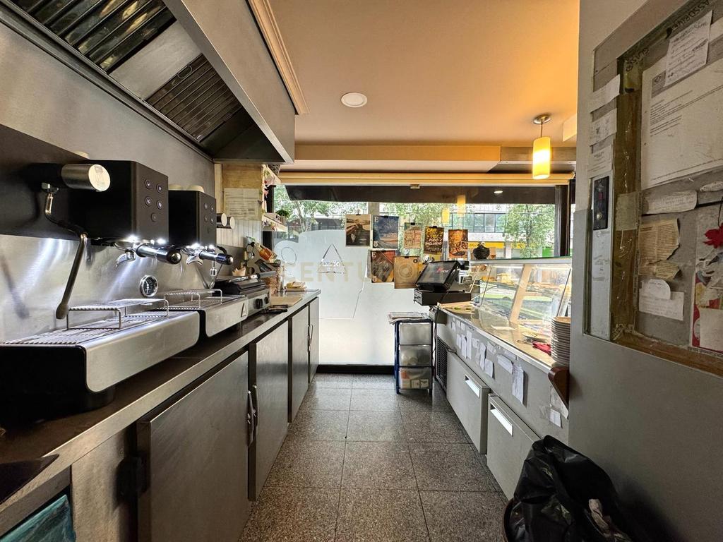 Café/Restaurante com 2 Armazéns e Loja Independente na Av. da República, Gaia - Image 14