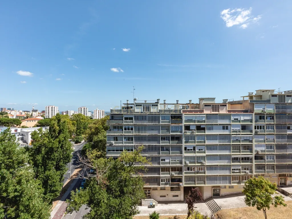 Apartamento T4 para Remodelação no Coração dos Olivais, com Vista Fantástica - Image 34