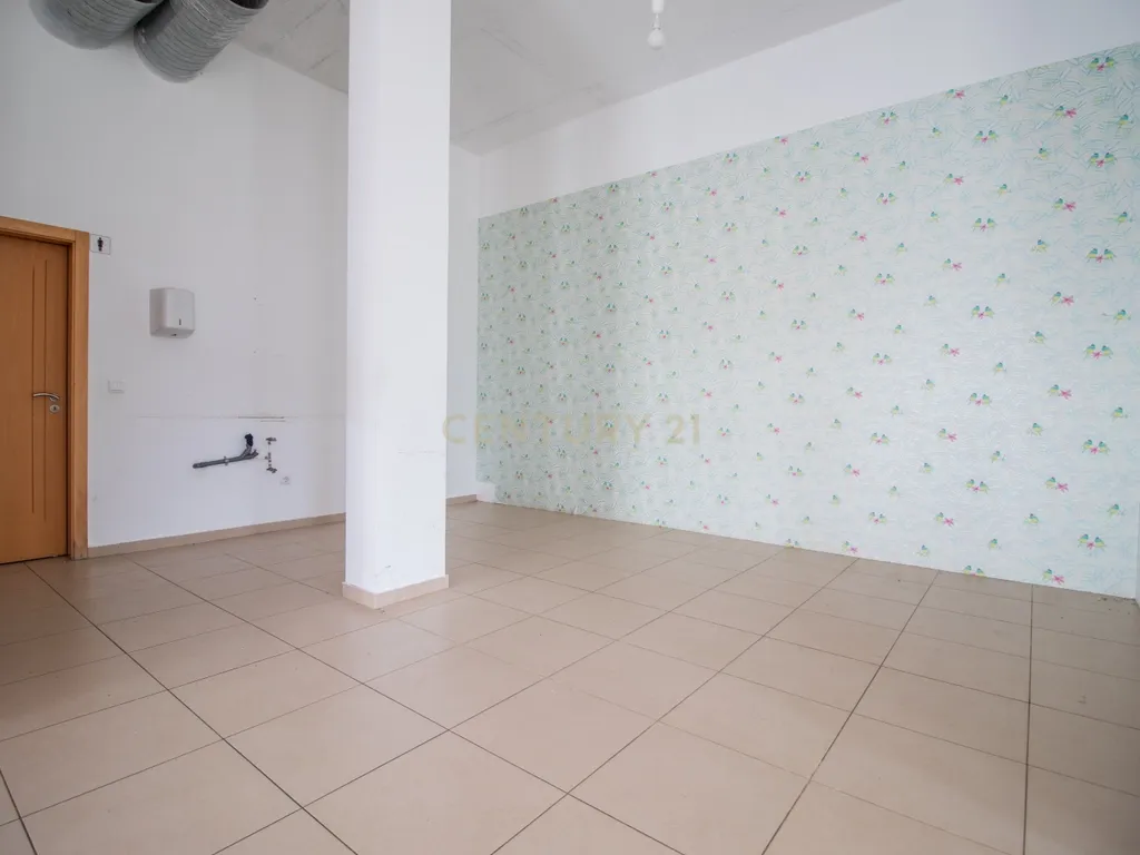 Loja passível de ser transformado em Apartamento T2 ou T3 com terraço privativo de Garagem - Image 13