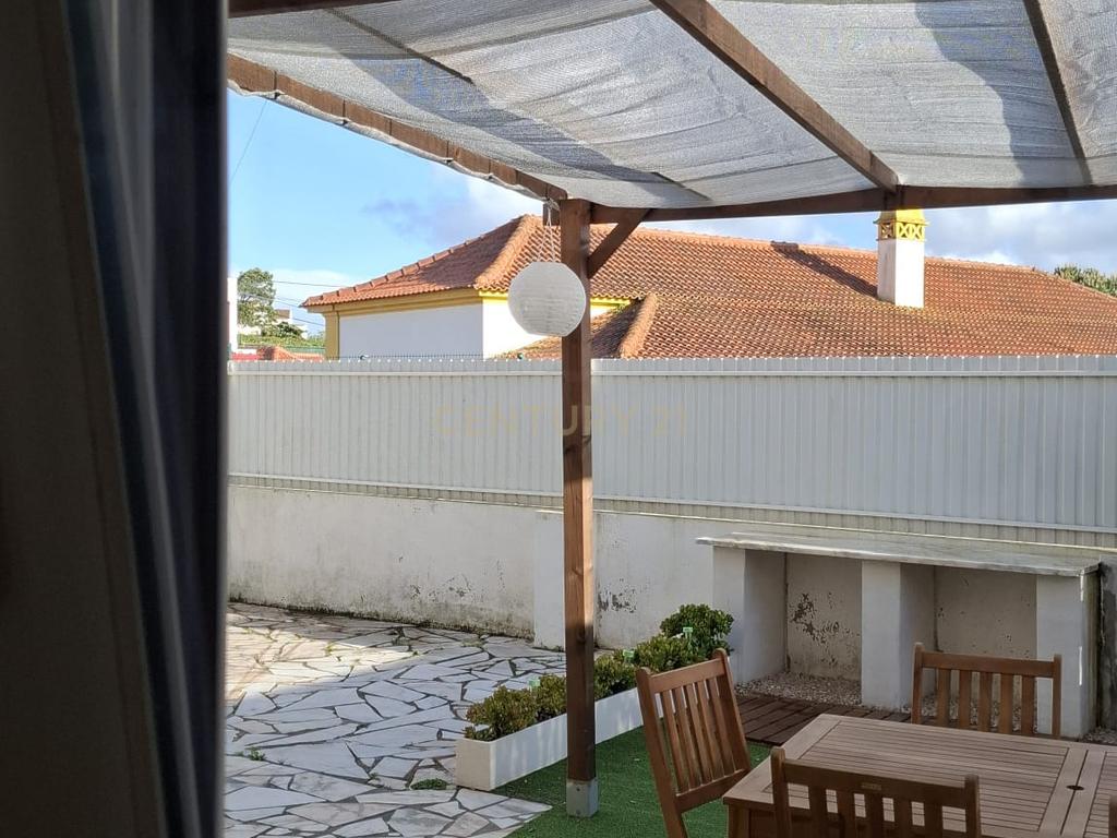 Apartamento em andar de moradia T2 (R/C) - Caeiros Mafra - Image 1