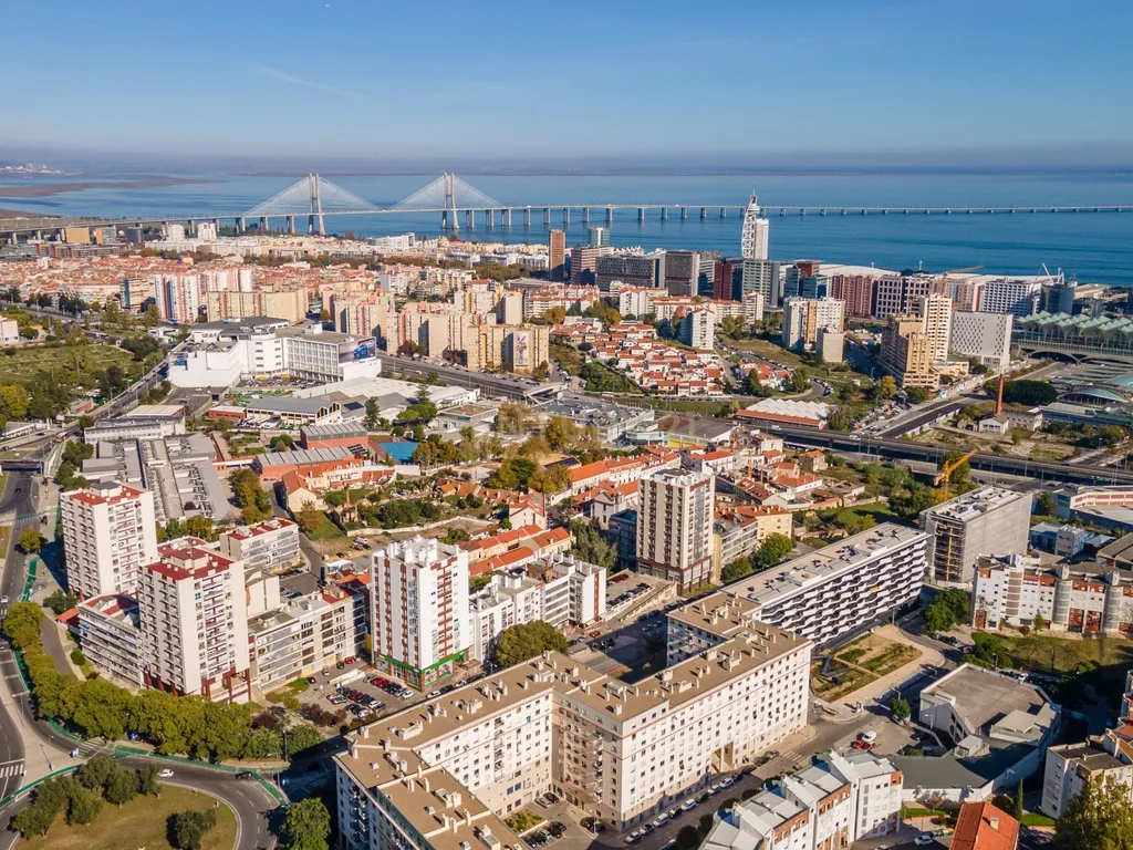 Apartamento T5 com Vista Deslumbrante sobre o Tejo – Olivais - Image 1