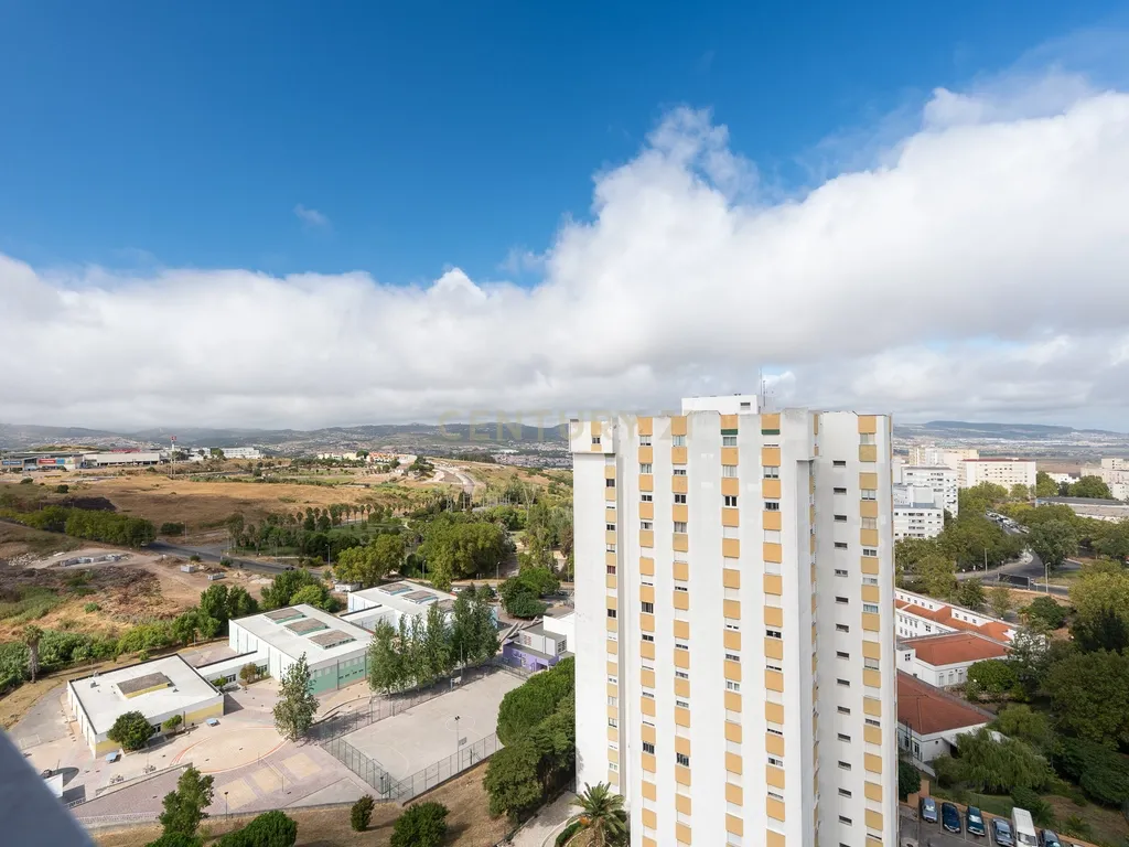 Apartamento T2 em Santo António dos Cavaleiros_Muito bem localizado - Image 18