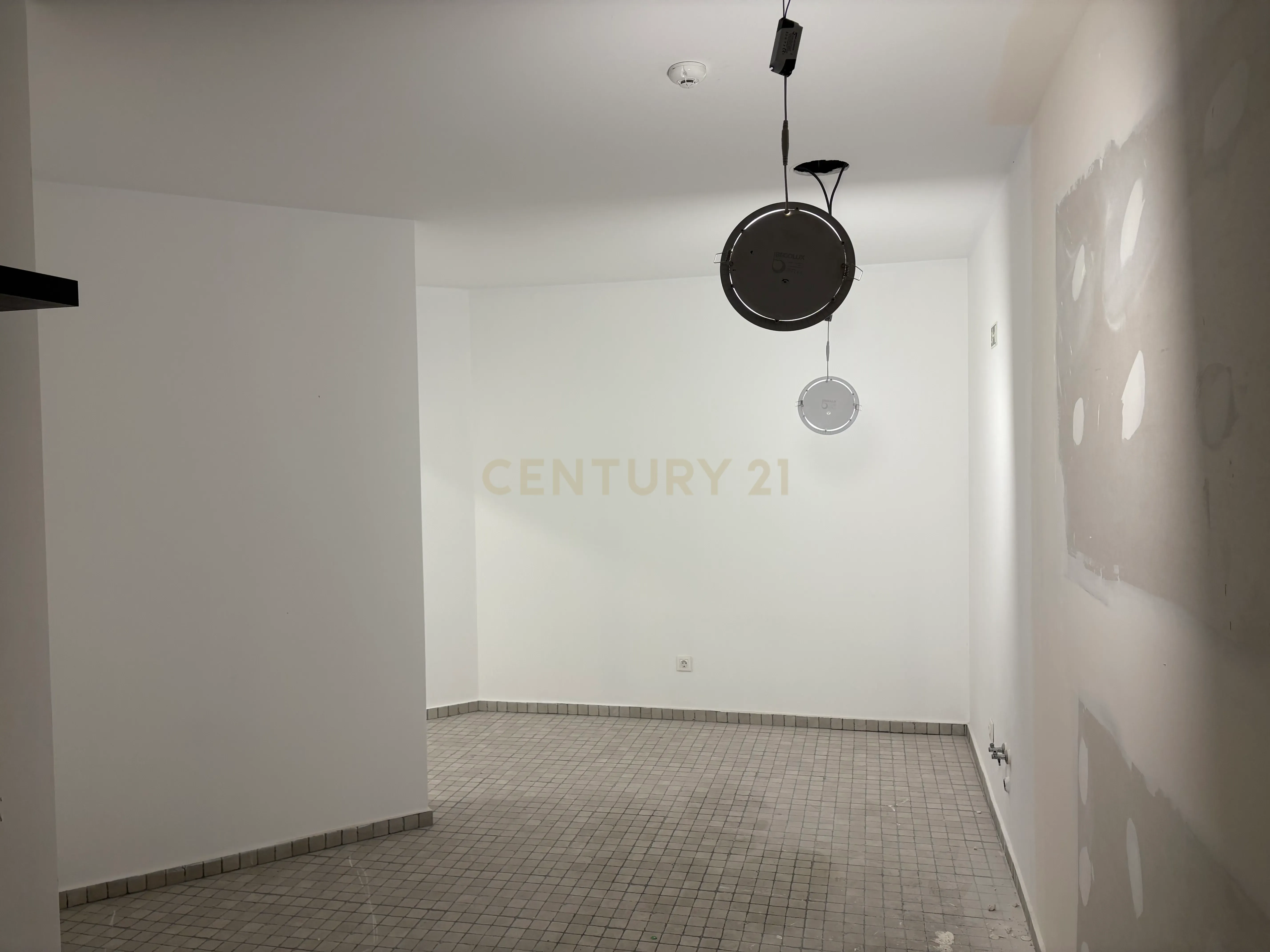 📍 Loja Remodelada no Centro Comercial Torre das Flores – Linda-a-Velha / Algés - Image 1