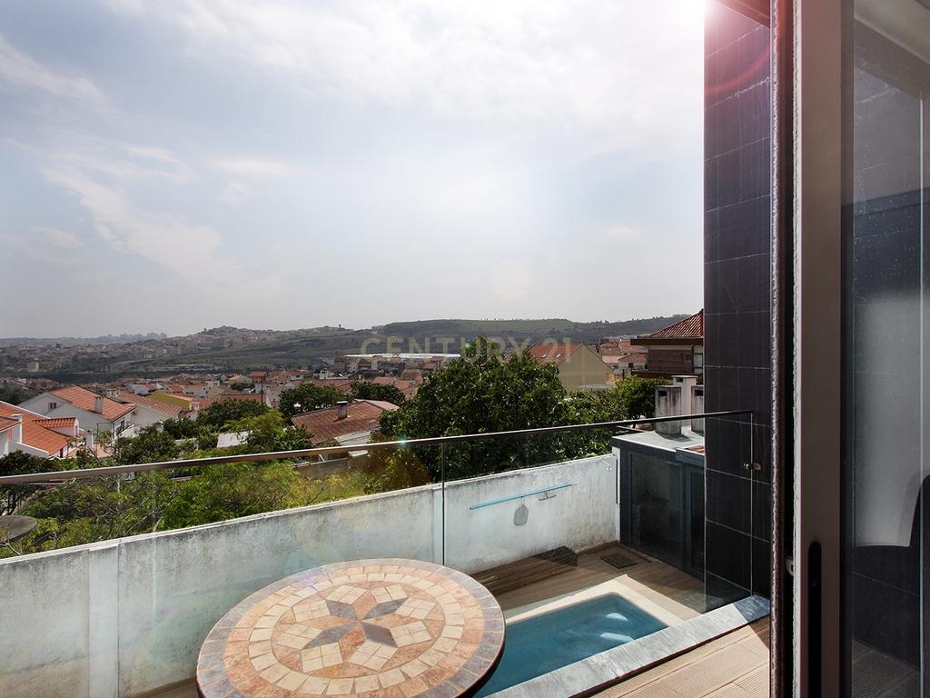 Moradia Isolada T4 Moderna com Piscina Privada, Jardim e Garagem Ampla na Pontinha - Image 24