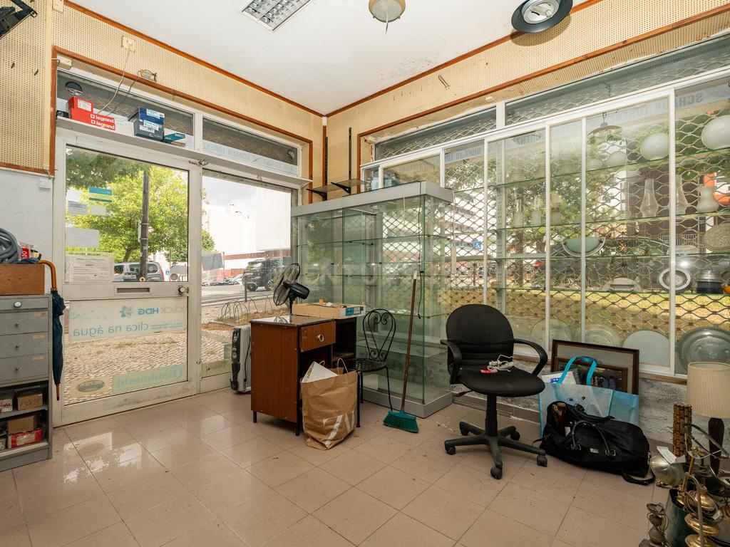 Loja comercial de esquina no Lumiar – junto ao Colégio Planalto - Image 8
