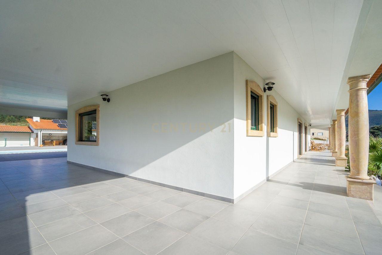Moradia T4 de qualidade em estado novo com varanda coberta, piscina, terraço, jardim,canil,garagem dupla e vistas boas numa localização sossegada - Image 25