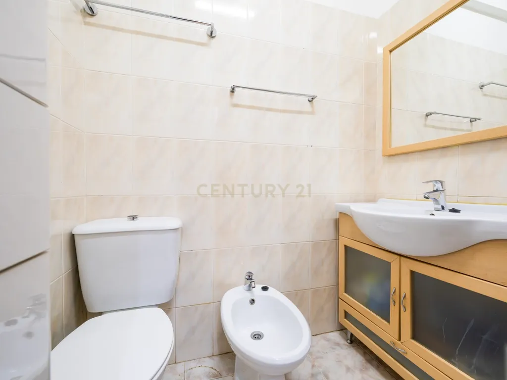 Apartamento T2 em Linda-a Velha - Excelente Localização com Garagem - Image 9
