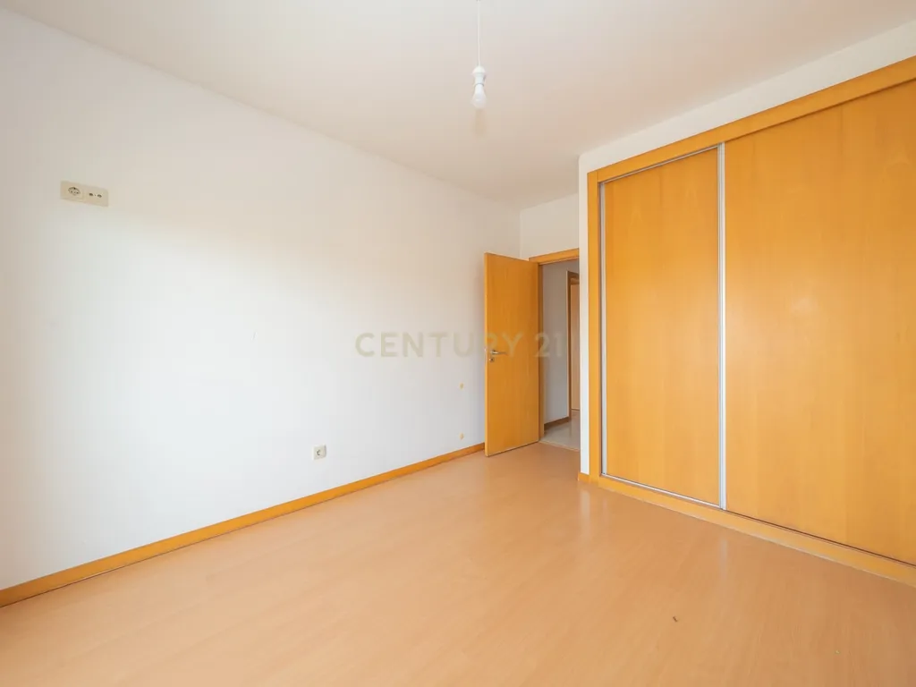 Apartamento T3 com Duas Varandas e Dois Lugares de Estacionamento, na Vila Serena, Pinhal Novo - Image 37