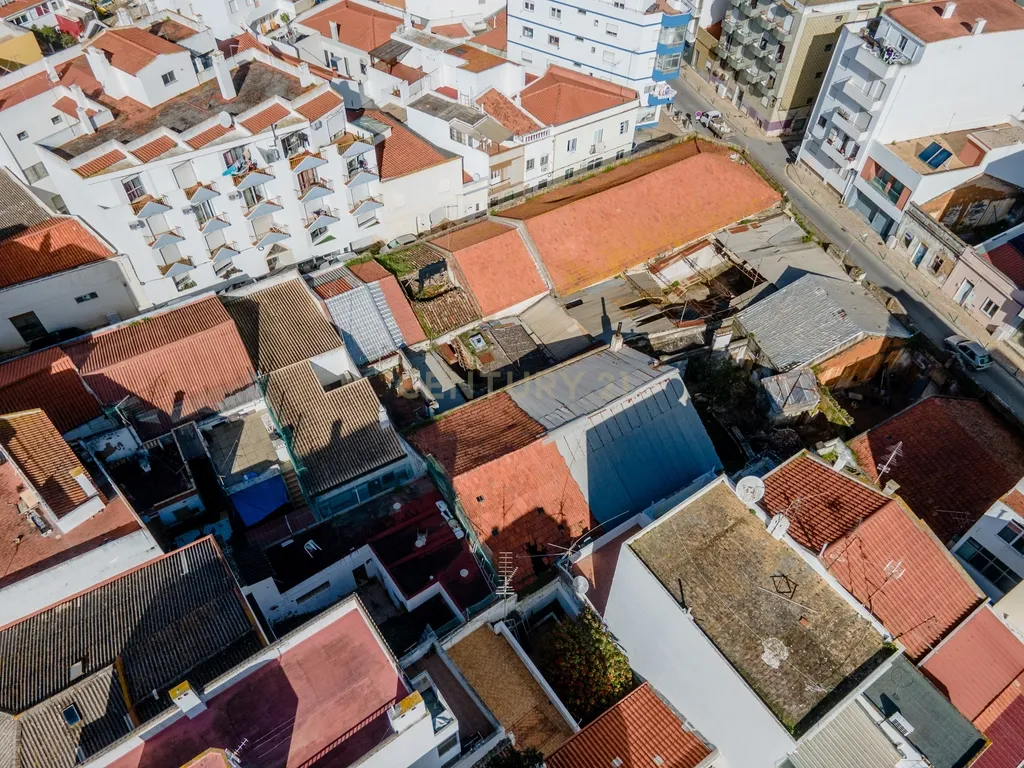 OPORTUNIDADE DE INVESTIMENTO - Edifício térreo 323m2 para recuperação no Centro Portimão - Image 20