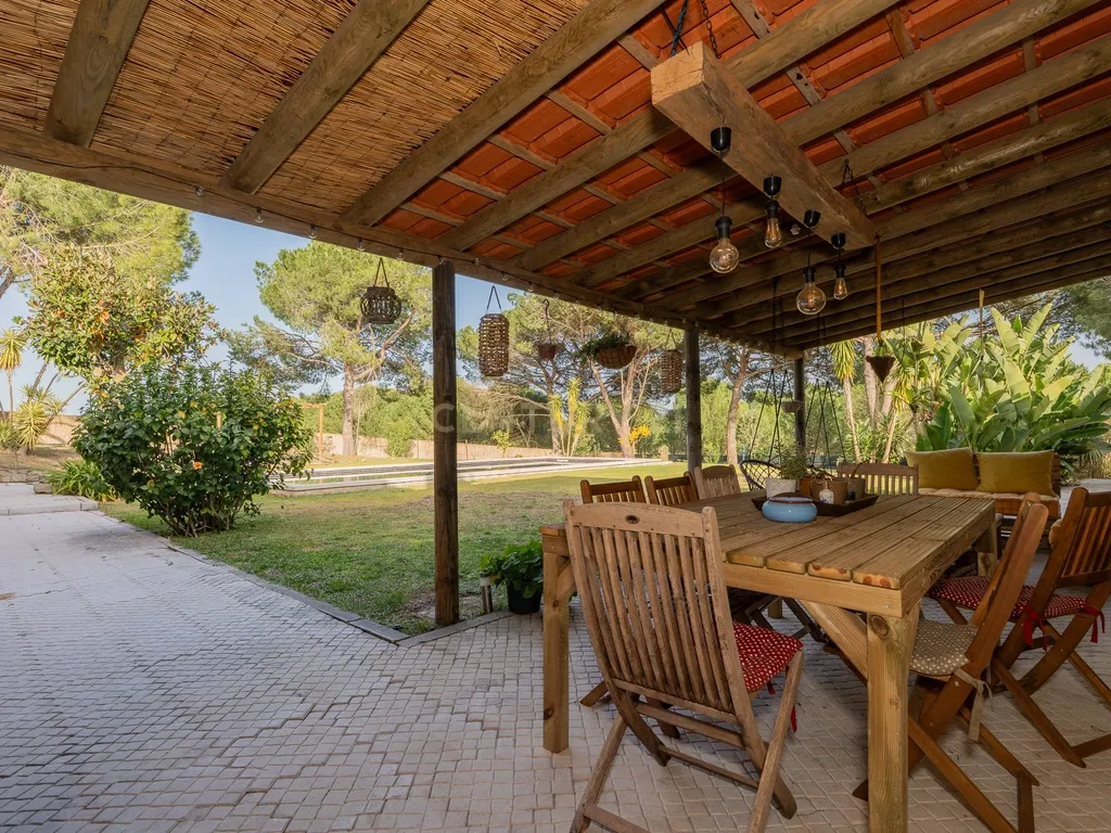 Fabulosa Quinta com lote de terreno de 22.381 m2, onde se encontra inserida uma moradia composta por dois pisos, com uma área bruta de 623 m2, uma área útil de 304 m2 e uma área bruta dependente de 319 m2, localizada em Santo Isidro de Pegões, na zona de Pegões, a pouca distância das belas praias de Setúbal. - Image 108