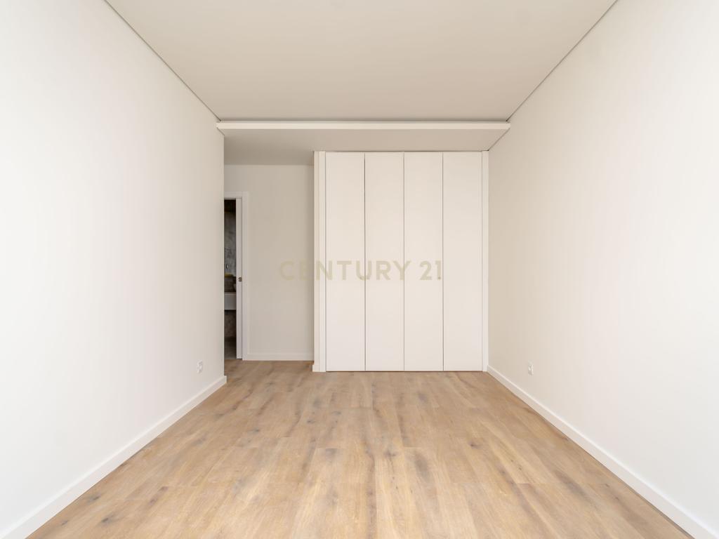 Exclusiva Penthouse T4 inserida num Empreendimento em Almada - Image 13
