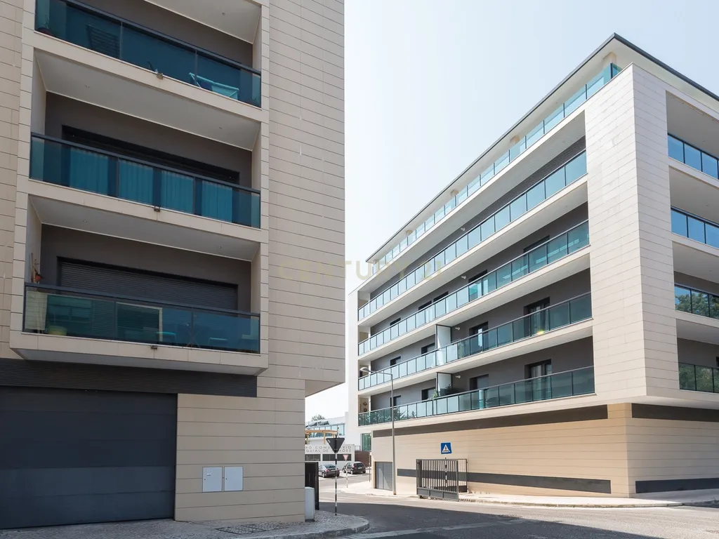 Apartamento T2 num condomínio com Vista Panorâmica em Odivelas, Famões - Image 26