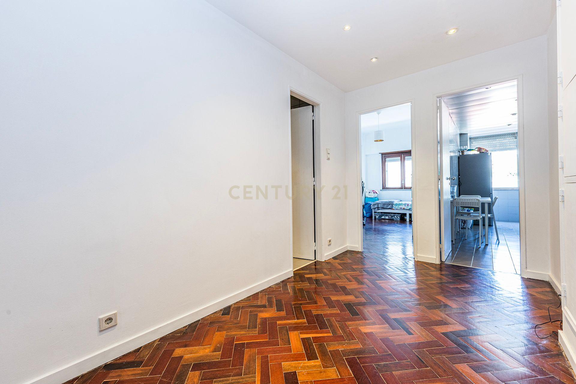 Fotografia 4 de APARTAMENTO T2|VARANDA|BENFICA|Rua José da Purificação Chaves