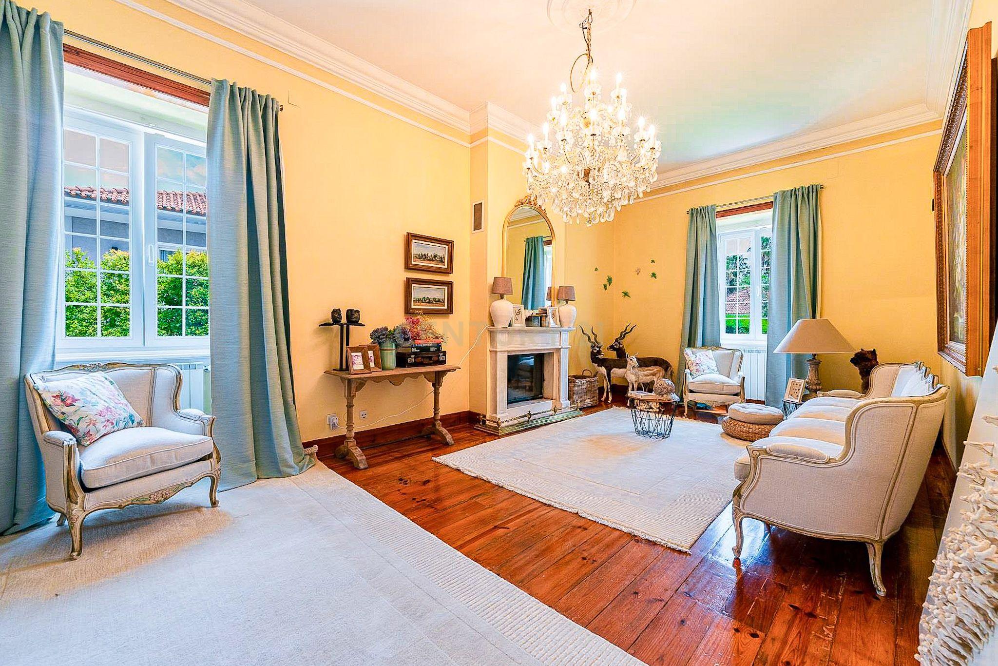 Fotografia 7 de Moradia Histórica no Monte Estoril com Apartamento Independente