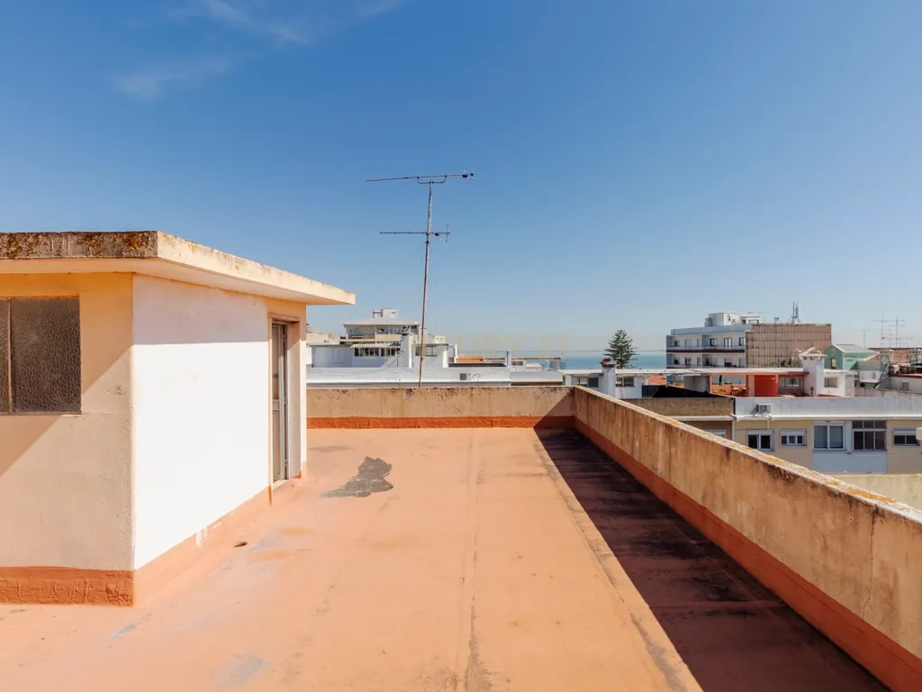 T2 com Potencial no Coração de Cacilhas Prático, Central e com o Charme da Tradição - Image 31