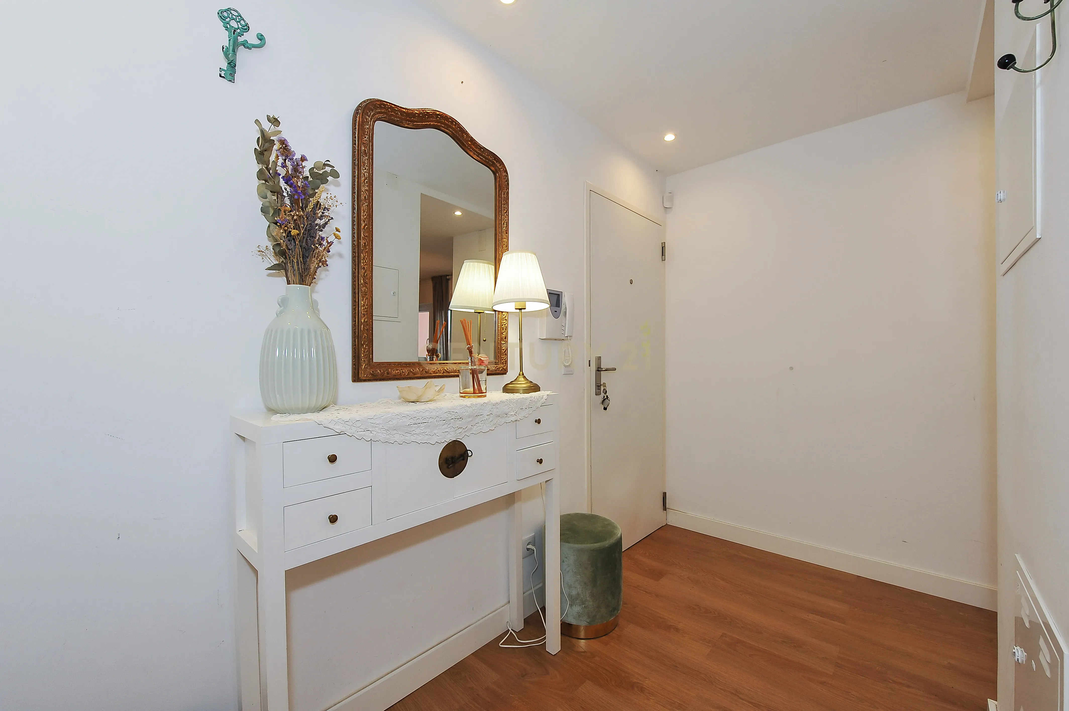 Apartamento T3 renovado e mobilado em Telheiras, a 5 minutos a pé do metro - Image 1