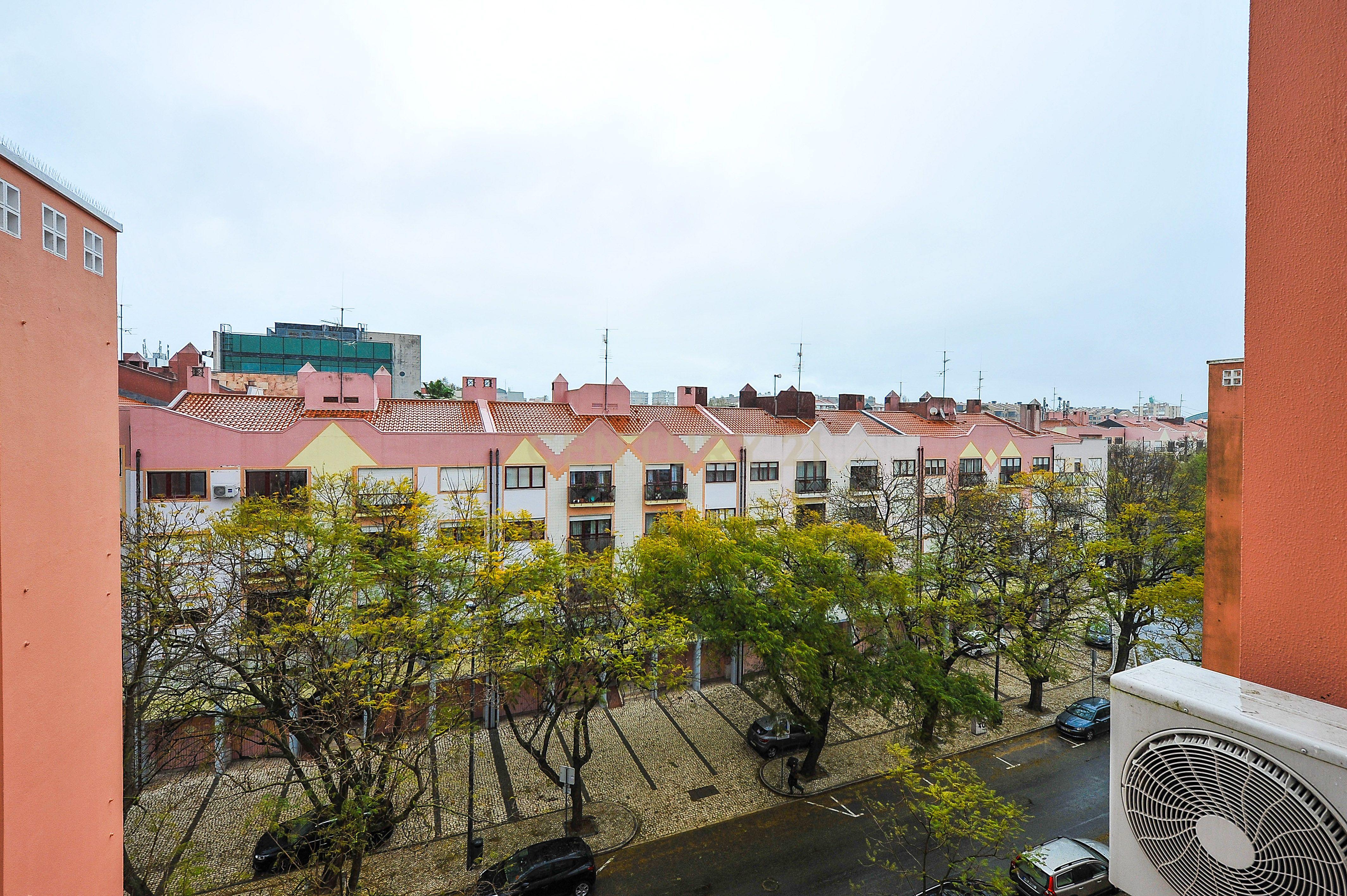 Apartamento T3 renovado e mobilado em Telheiras, a 5 minutos a pé do metro - Image 22