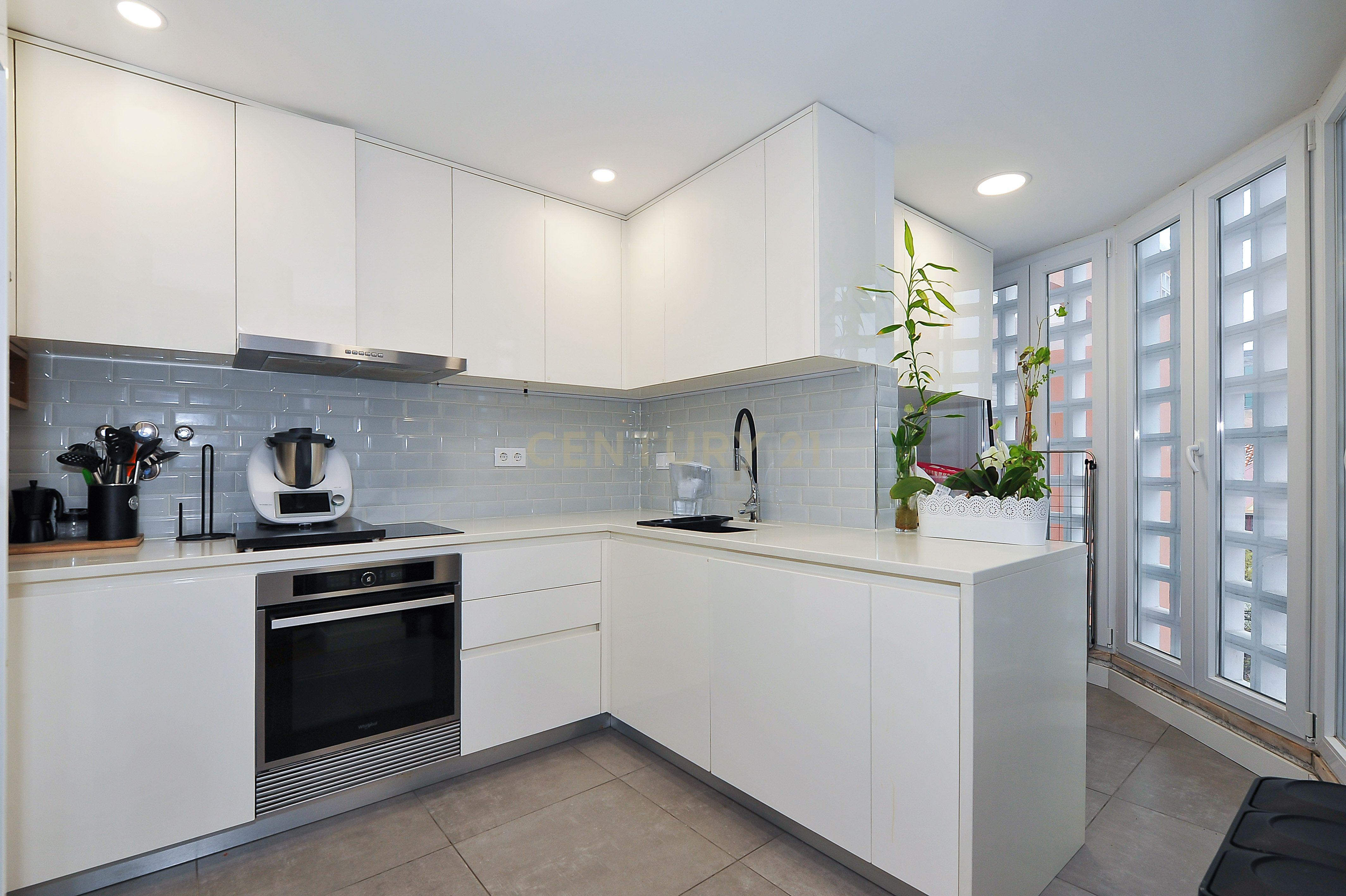 Apartamento T3 renovado e mobilado em Telheiras, a 5 minutos a pé do metro - Image 8