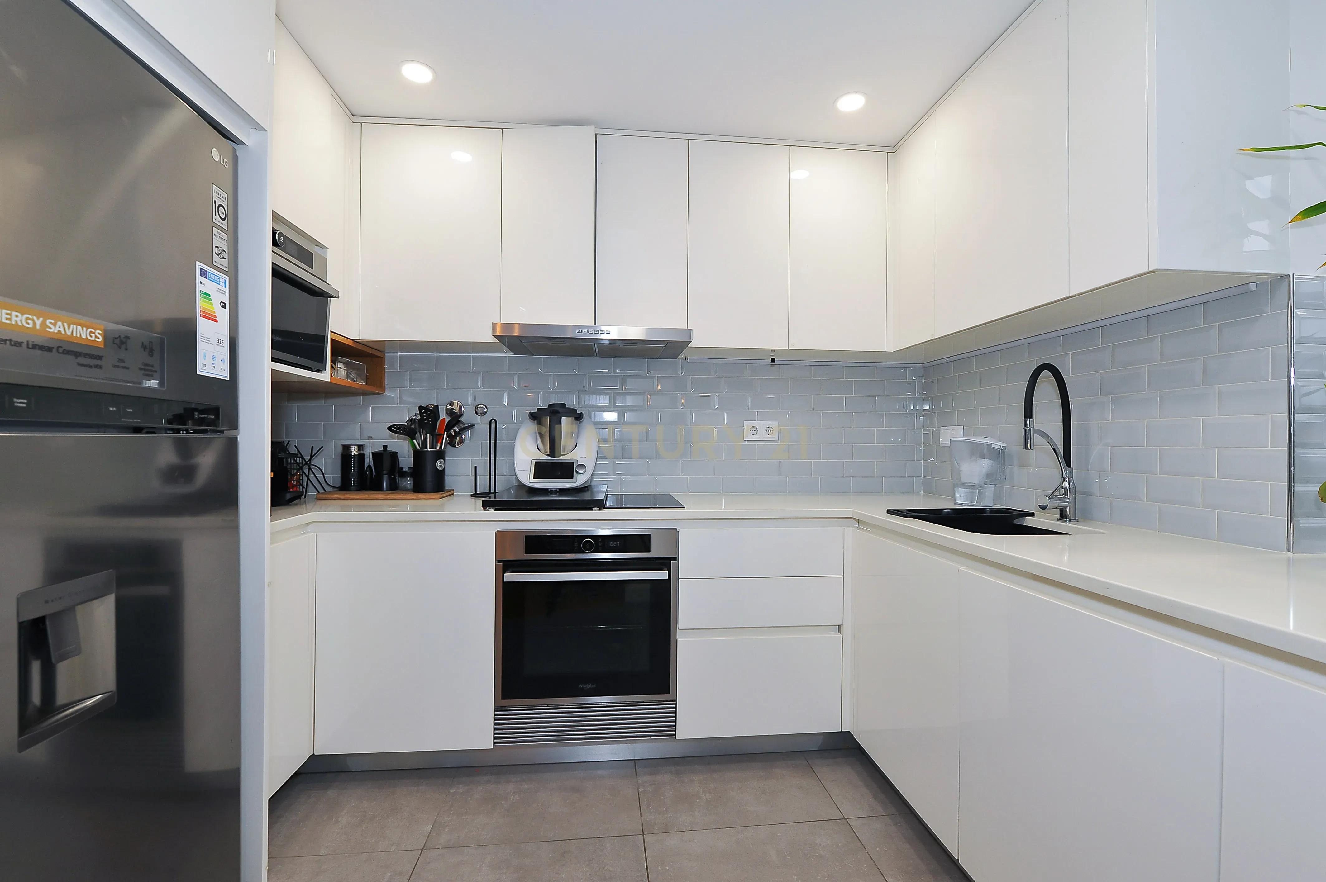 Apartamento T3 renovado e mobilado em Telheiras, a 5 minutos a pé do metro - Image 9