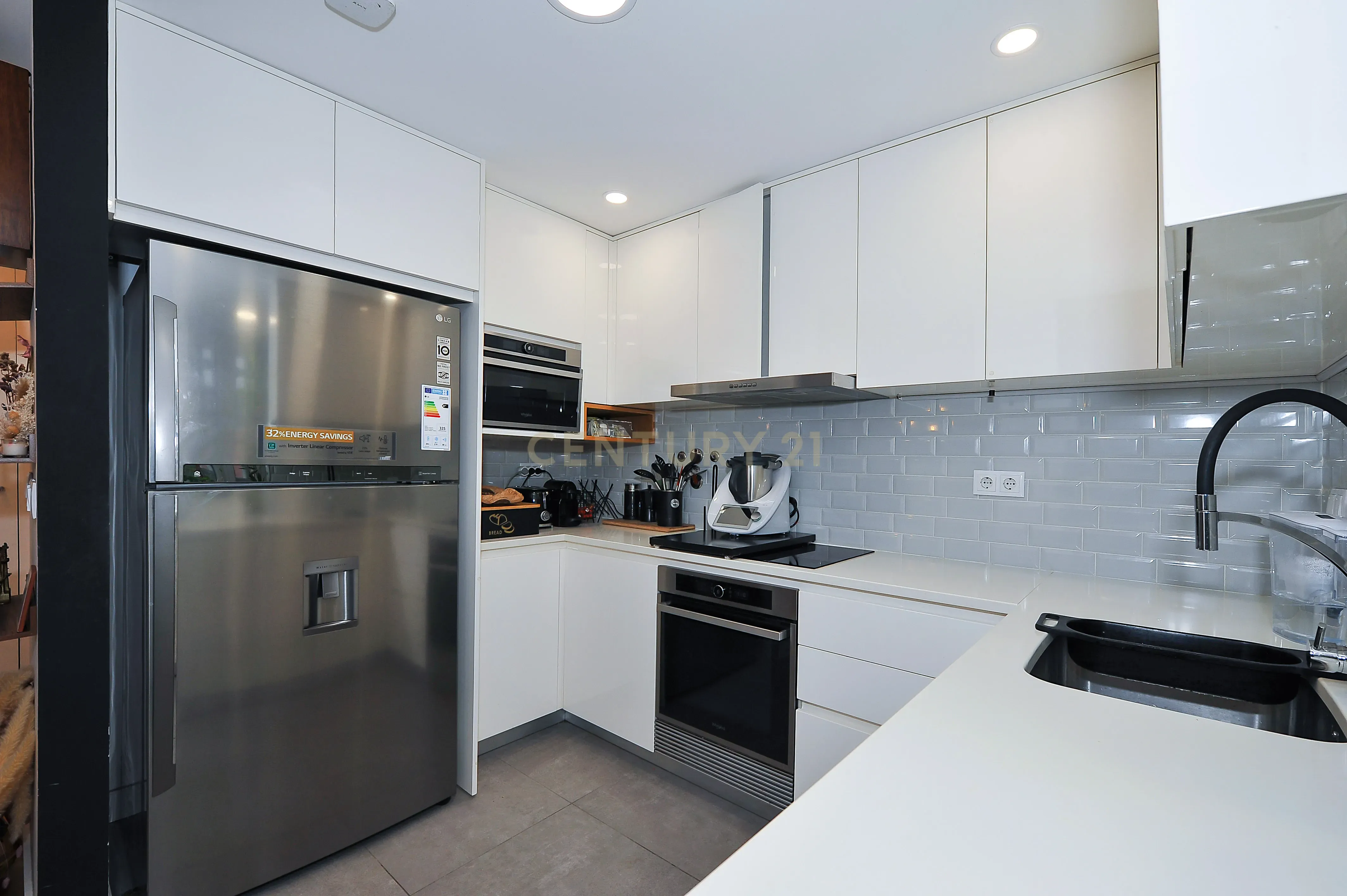 Apartamento T3 renovado e mobilado em Telheiras, a 5 minutos a pé do metro - Image 10