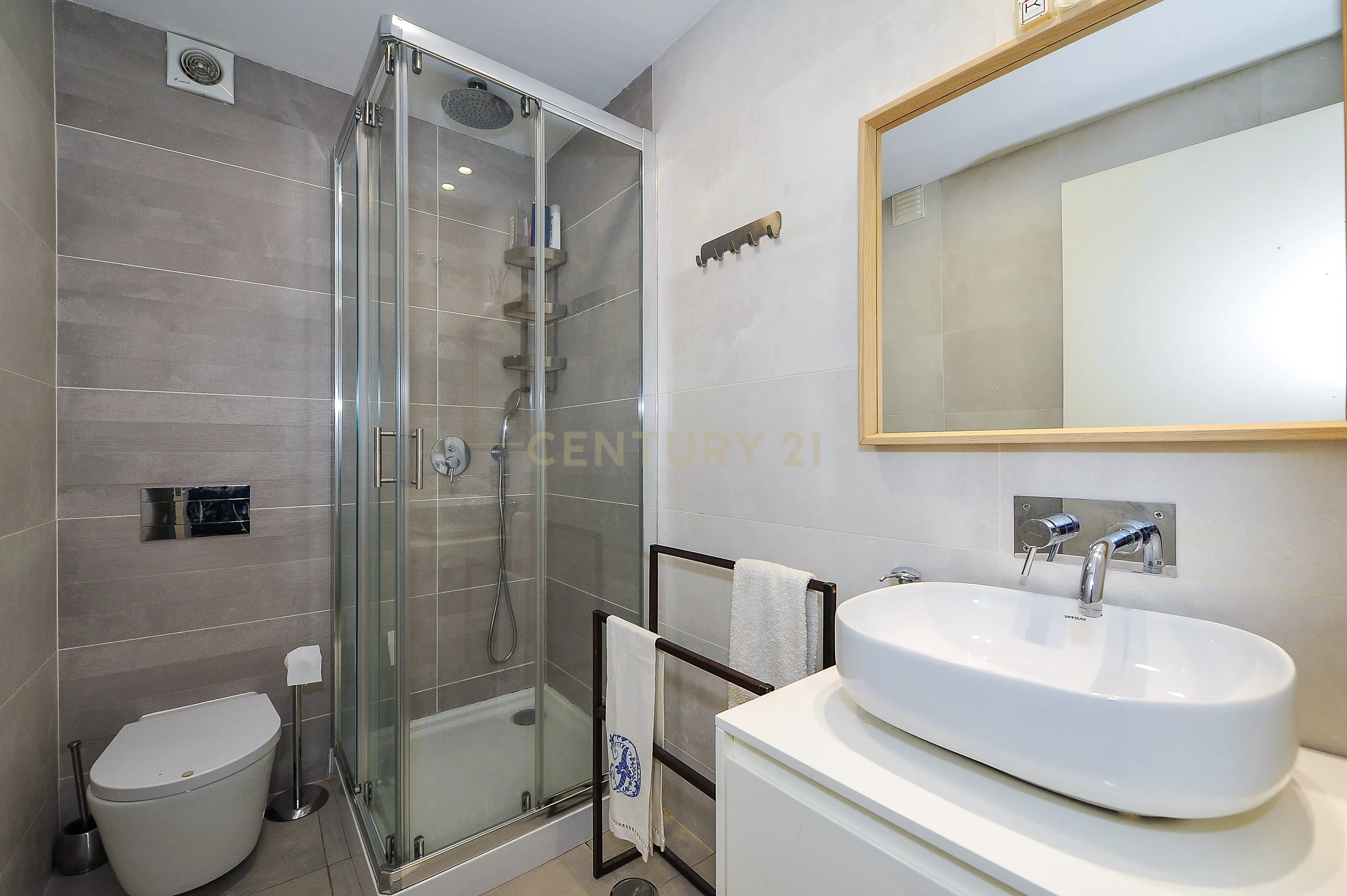 Apartamento T3 renovado e mobilado em Telheiras, a 5 minutos a pé do metro - Image 12