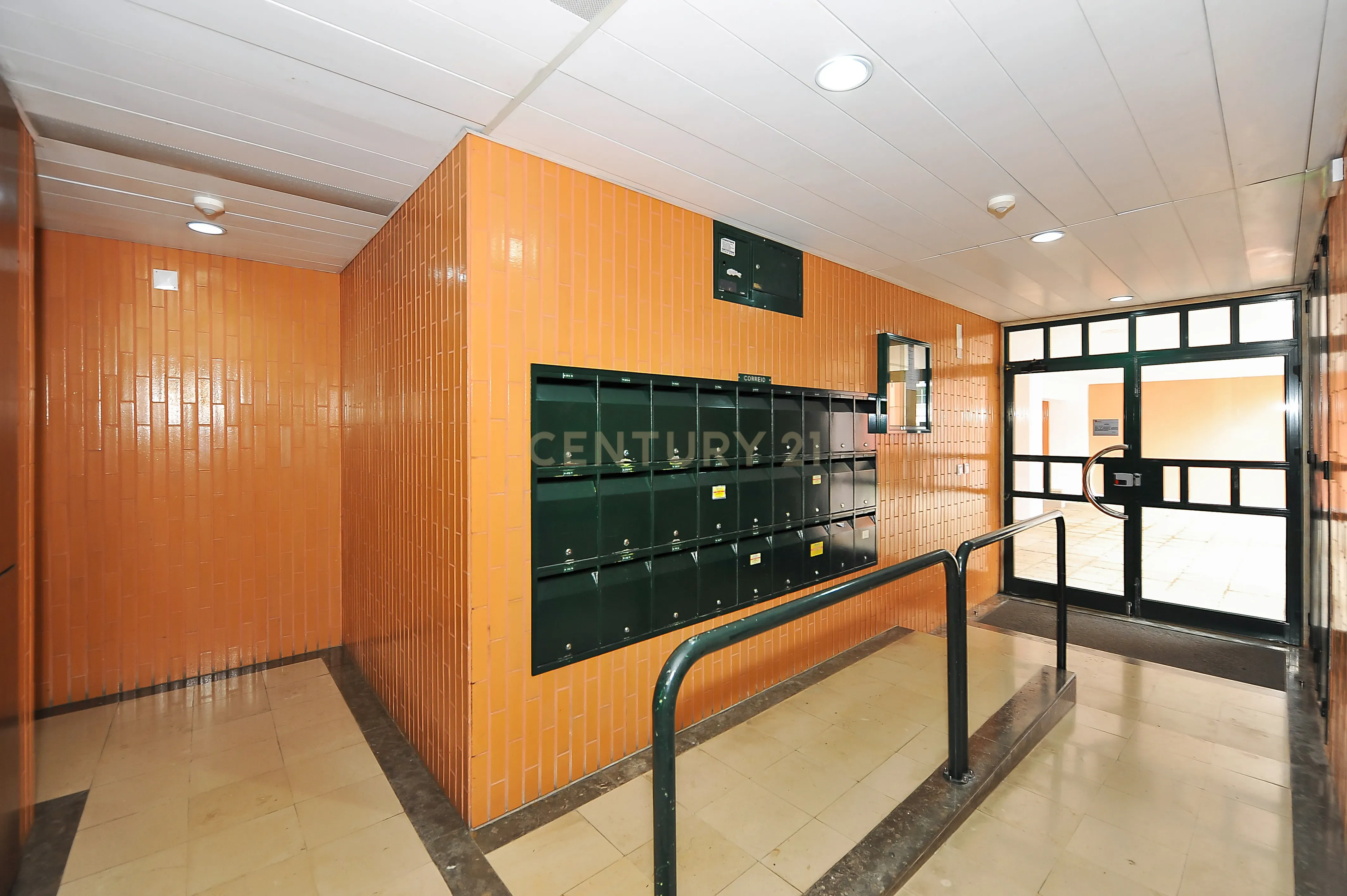 Apartamento T3 renovado e mobilado em Telheiras, a 5 minutos a pé do metro - Image 23