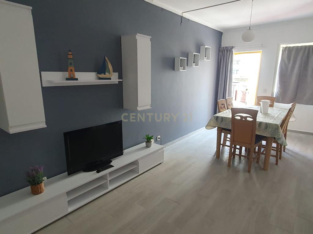 NÃO PERCA ESTA GRANDE OPORTUNIDADE! FANTÁSTICO APARTAMENTO T1 ESPAÇOSO TOTALMENTE REMODELADO EM CONDOMINIO FECHADO COM AMPLA VARANDA, PISCINA, RECEPÇÃO E SEGURANÇA 24H A PASSOS DA PRAIA! - Image 1