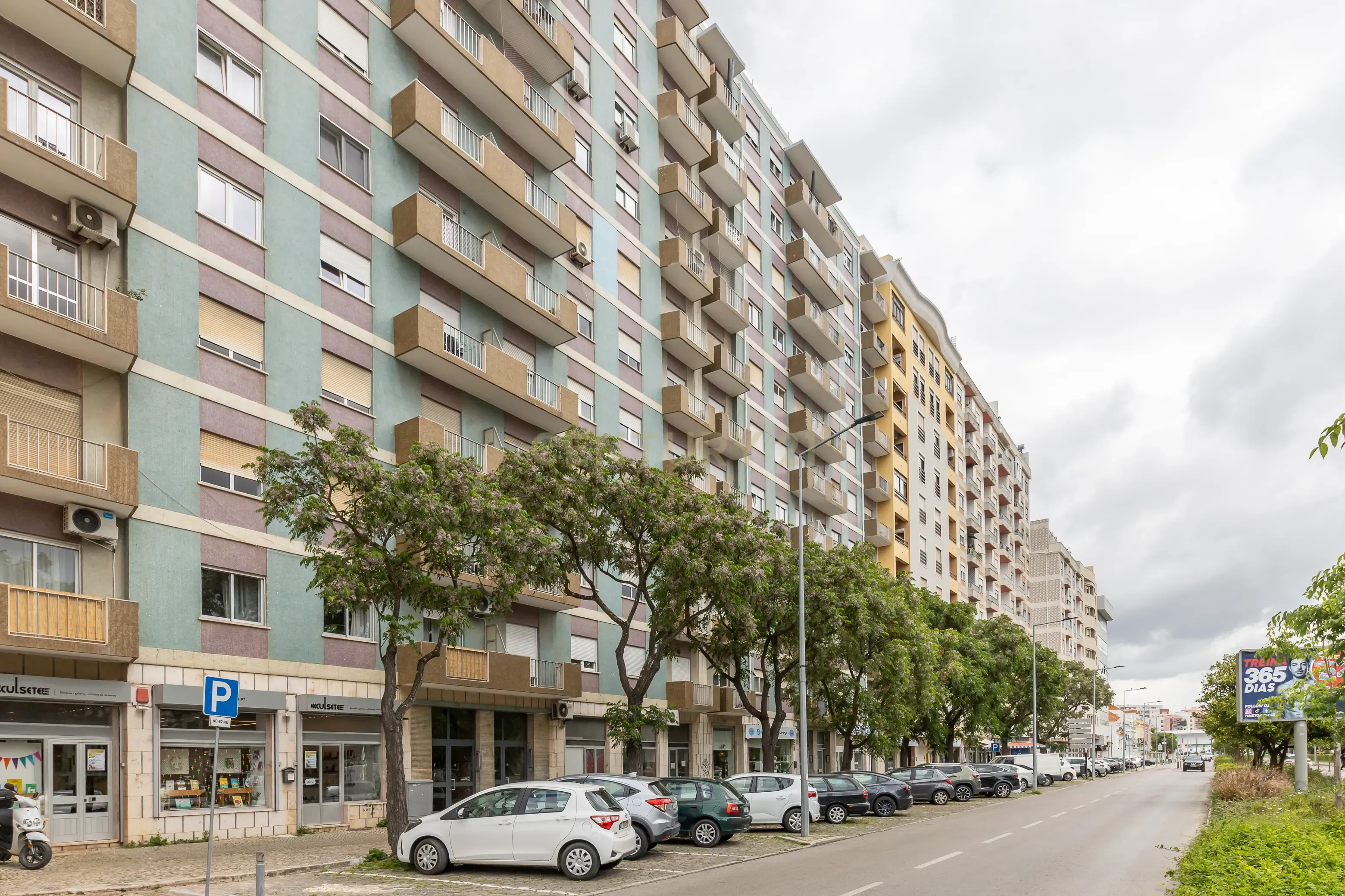 Apartamento T4 convertido em T3 - Totalmente Renovado com Materiais Premium no Centro de Setúbal - Image 43