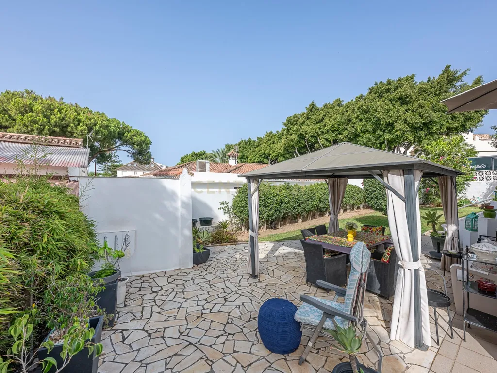 Oportunidade em Marbella: Propriedade nua de casa com jardim a poucos metros da praia - Image 20