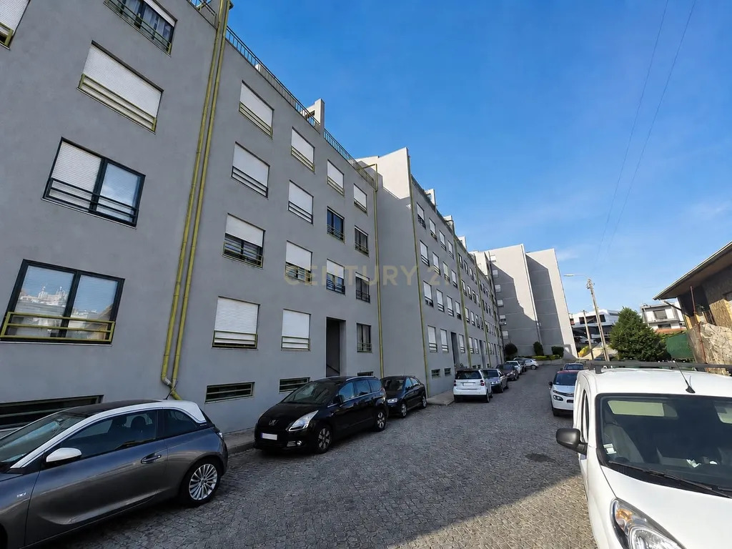 T3 com amplos terraços, vistas panorâmicas, elevador e garagem em São Pedro da Cova - Image 43