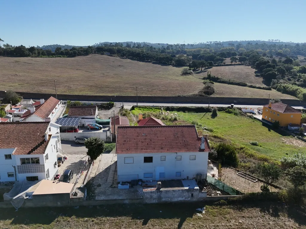 Moradia T7 de dois pisos com garagem, jardim e anexos | Terreno 894 m² na Paz em Mafra - Image 3