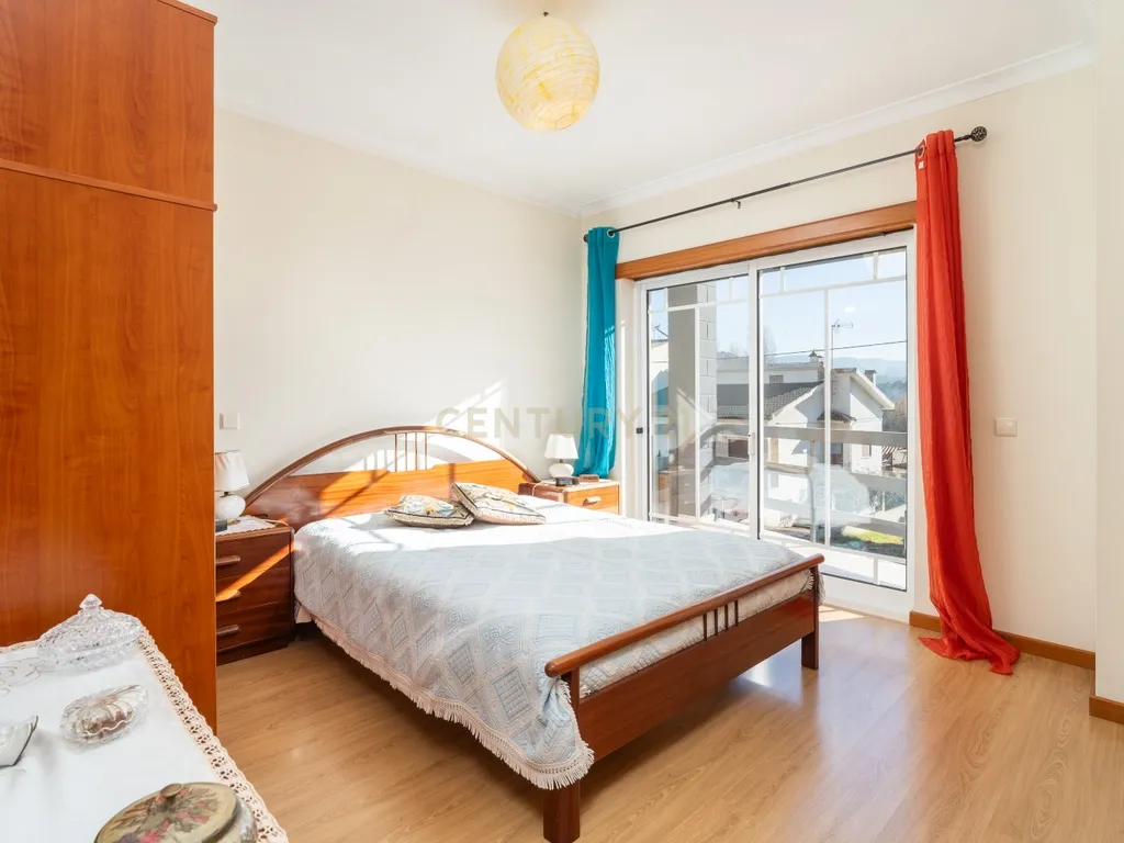 Moradia T4 com sótão versátil e excelentes acessos – uma oportunidade única - Image 15