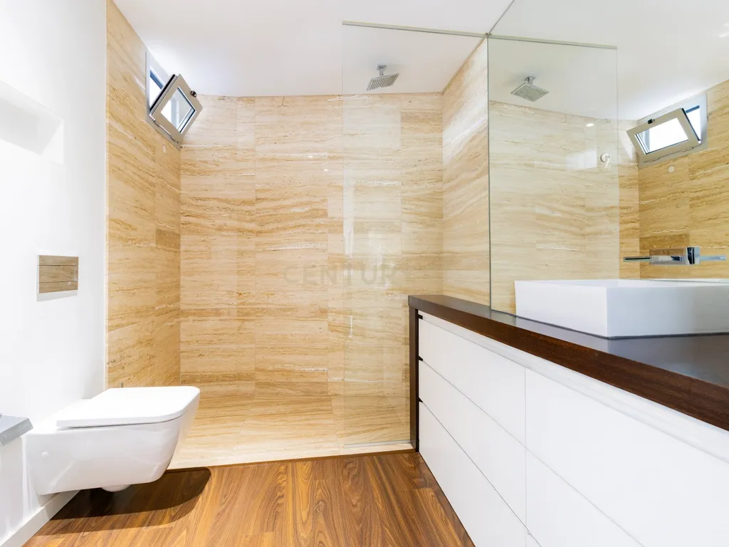Casa de Luxo com Jardim Piscina e Jacuzzi na Marinha Grande - Image 10