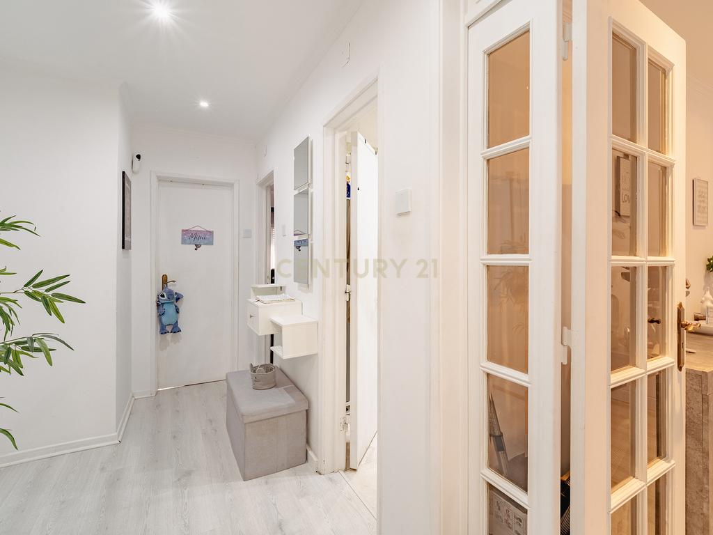 Apartamento semi-Renovado T2 em Seixal, Setúbal - 270.000€ - Image 2