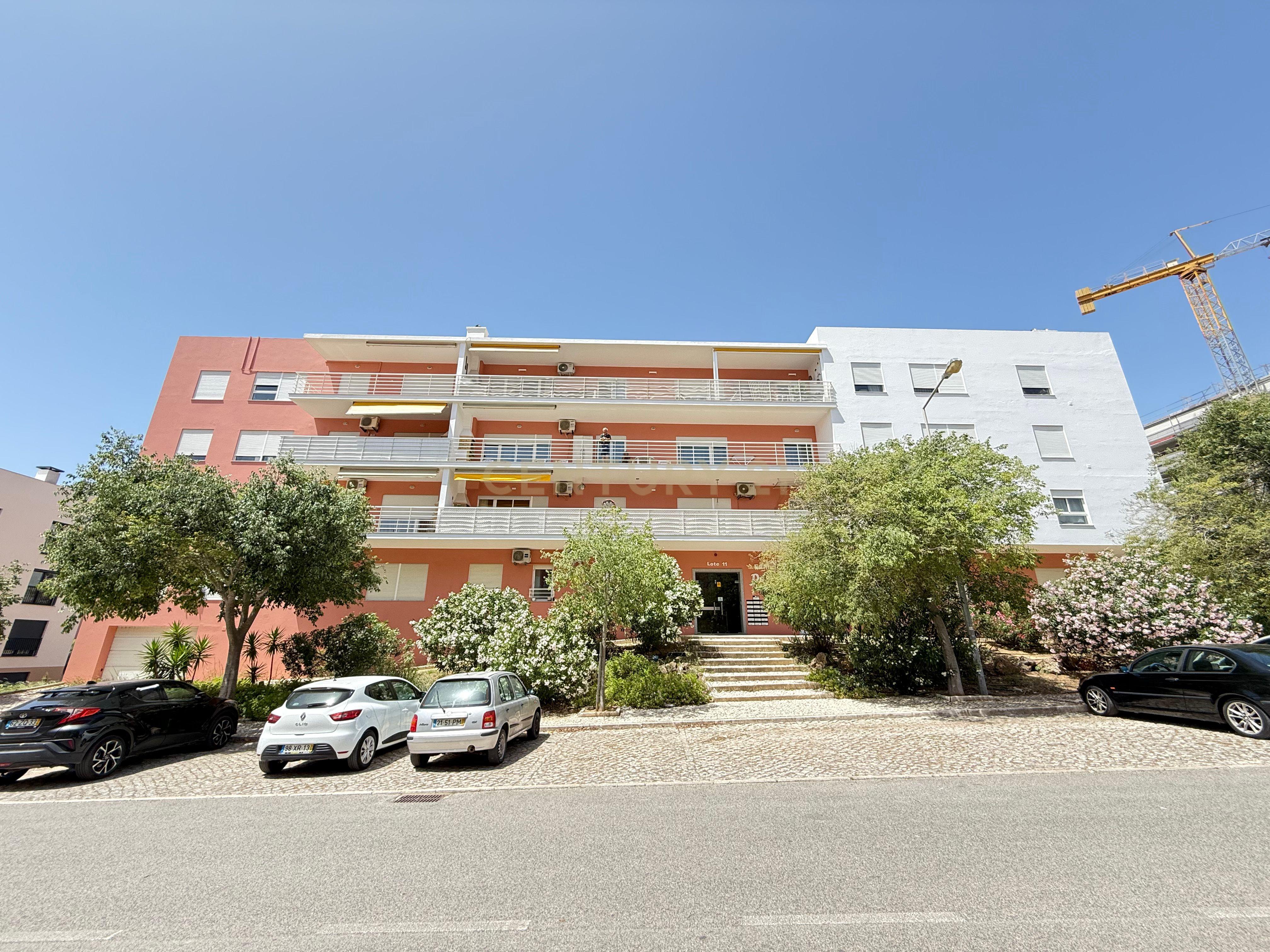 Apartamento T2 Semi-Novo com Garagem em Armação de Pêra – Conforto, Modernidade e Excelente Localização