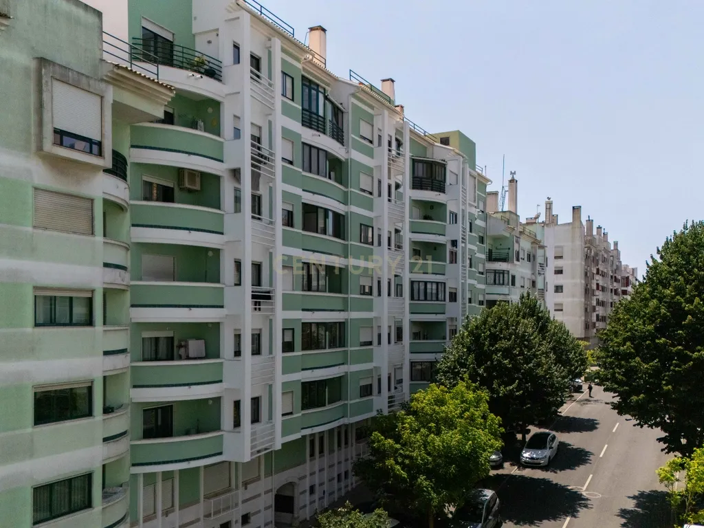 Apartamento T3 com varandas e Estacionamento | Cavaleira – Algueirão Mem Martins - Image 27