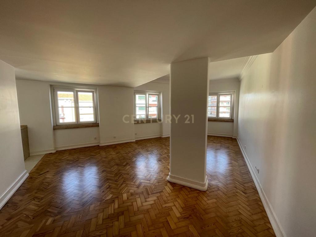 Apartamento T3 renovado para arrendamento na Avenida de Roma com elevador - Image 25