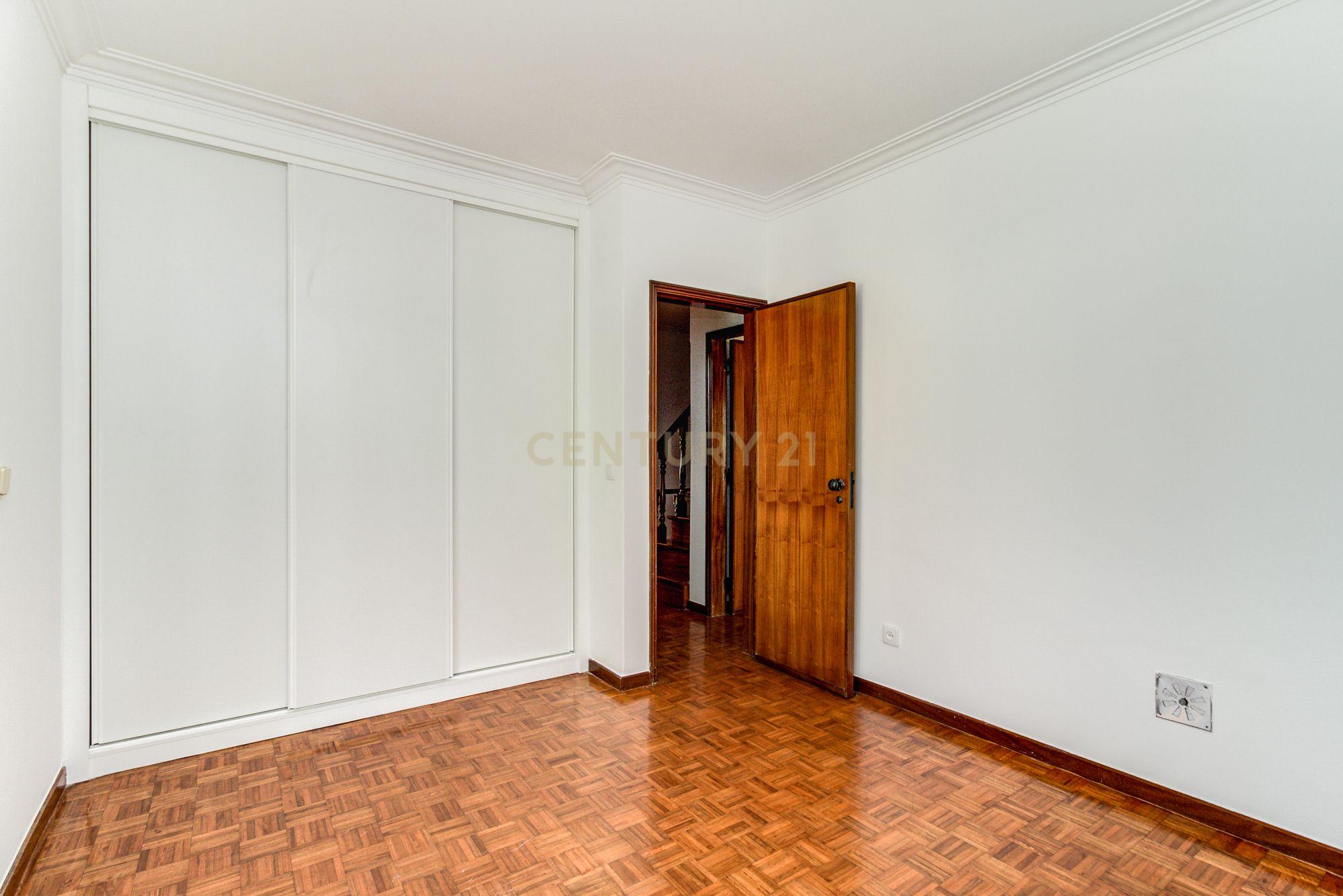 Moradia T4, Praia Santo Amaro de Oeiras e Estação de Comboios - Image 37