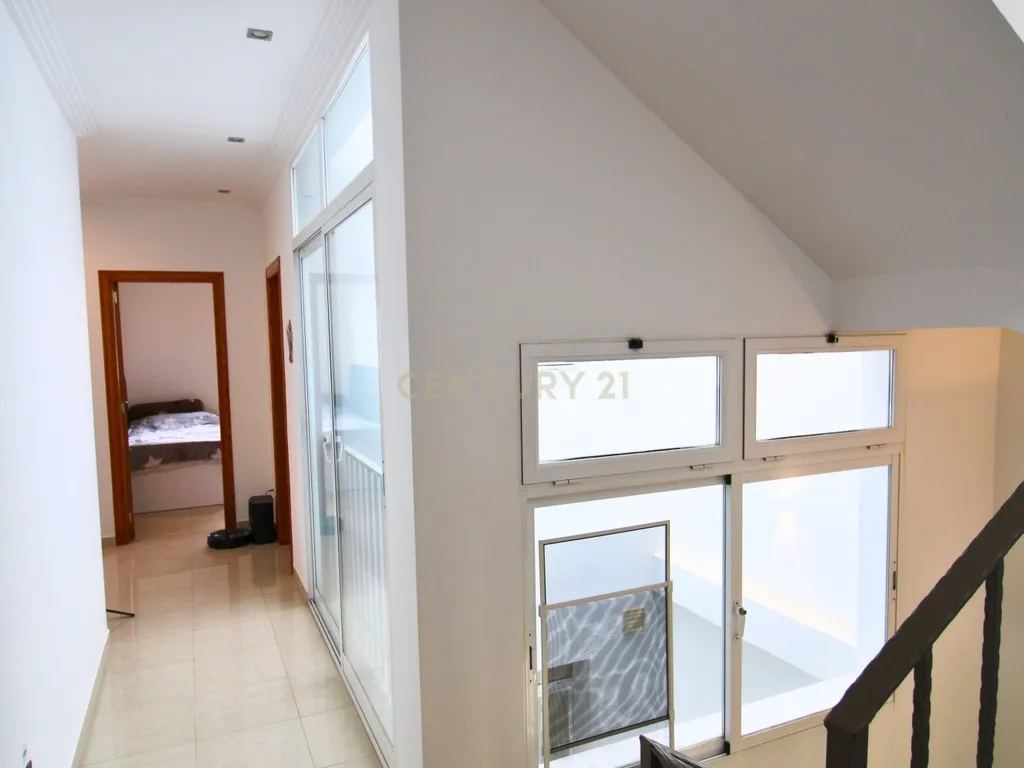 Luz, amplitude e privacidade a poucos minutos do mar — uma casa que faz a diferença - Image 11
