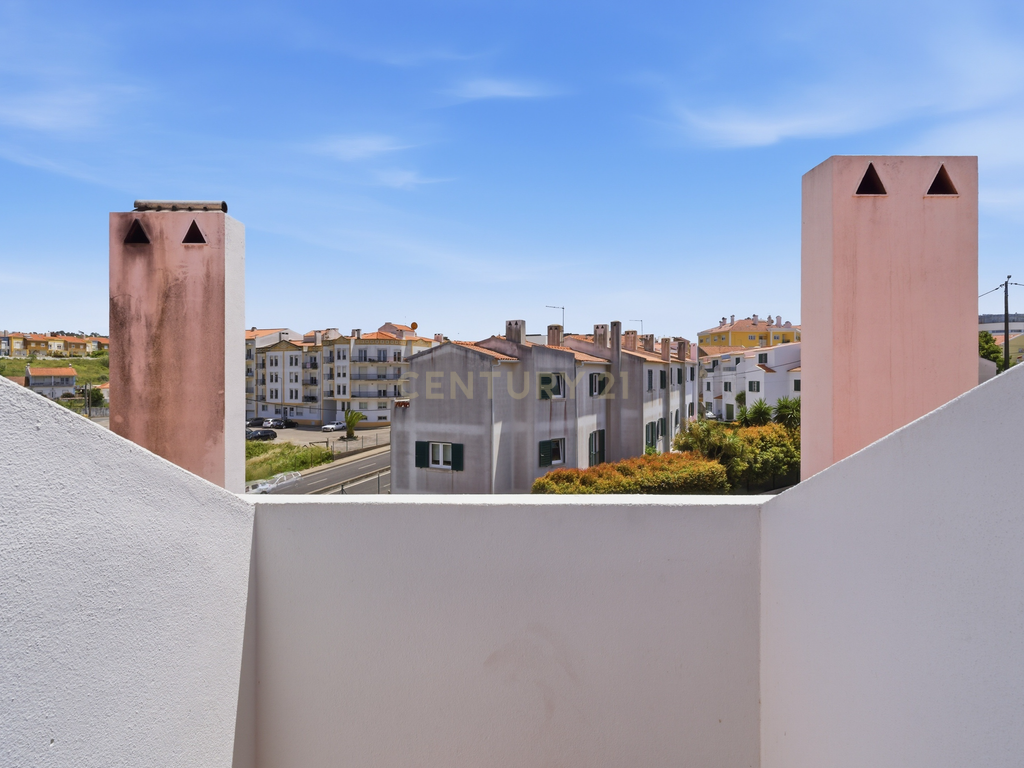 Moradia remodelada T2+1 no centro de Mafra, com pátio e churrasqueira. - Image 20