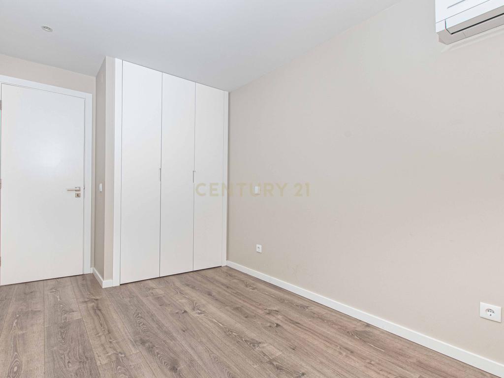T3 moderno e espaçoso, com varanda e excelente localização no Montijo. - Image 20
