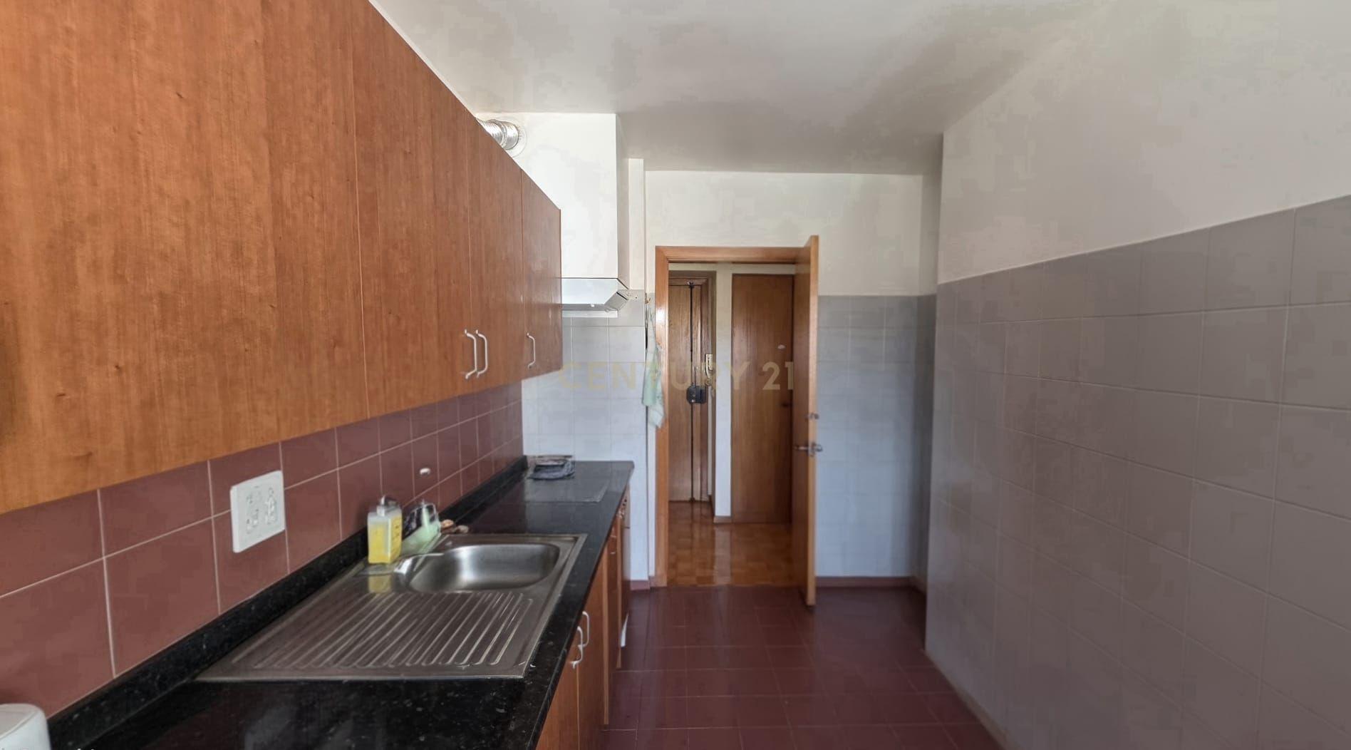 Fotografia 4 de Apartamento T2  no Pragal / Monte Caparica com 2 elevadores e ótimo acesso de entrada  ( mobilidade reduzida ) próximo da fertagus no Pragal e Praias